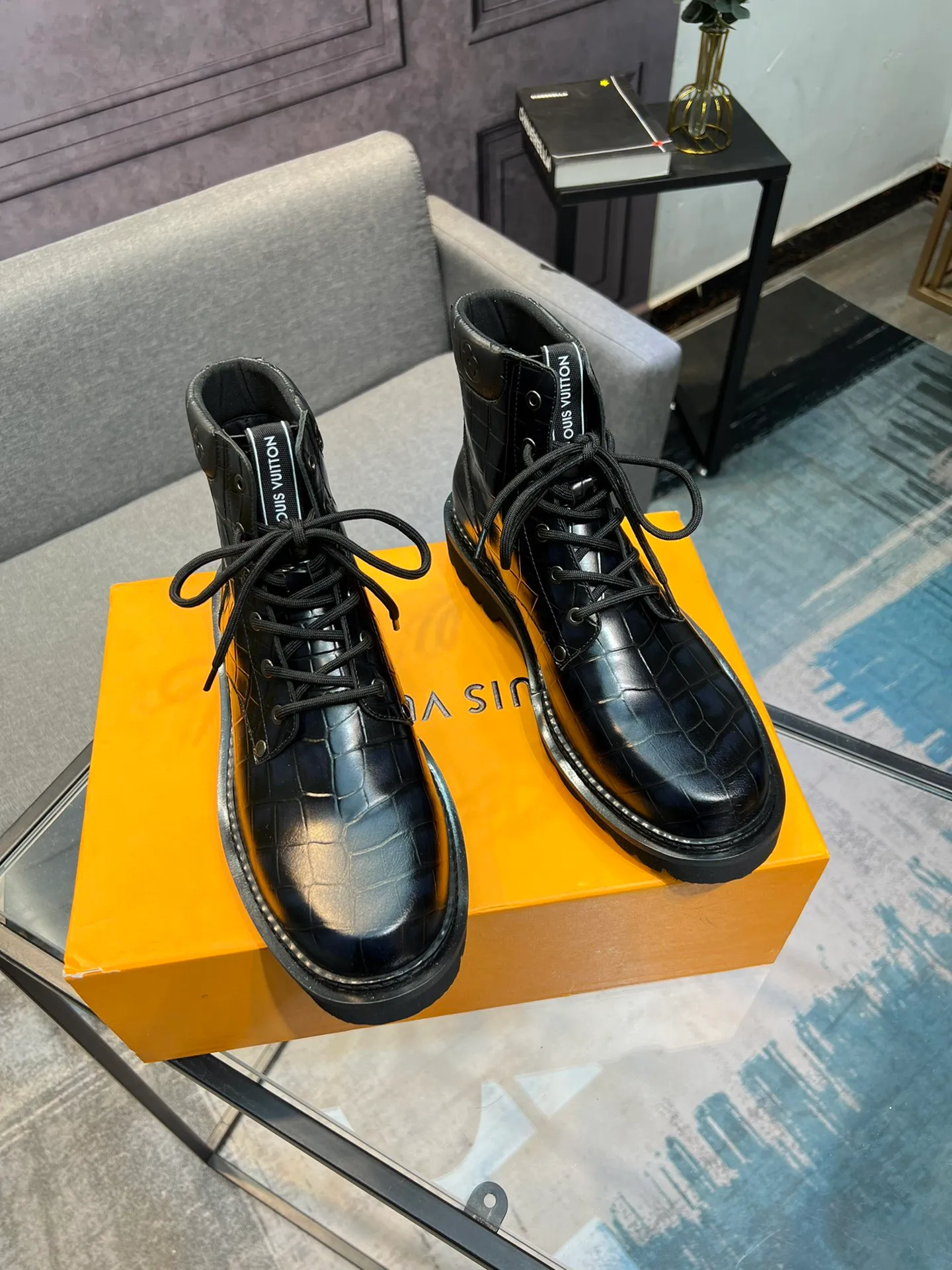 Men's shoes 💰900 L Home - the latest LV men's business casual boots, luxury and nobility are a must, all made of imported original first-layer cowhide, just to create a more comfortable wearing experience, ➕top imported water-dyed full cow lining, original high wear-resistant outsole! 👏👏 Size: Male 39-44; (38 45 46 customized)